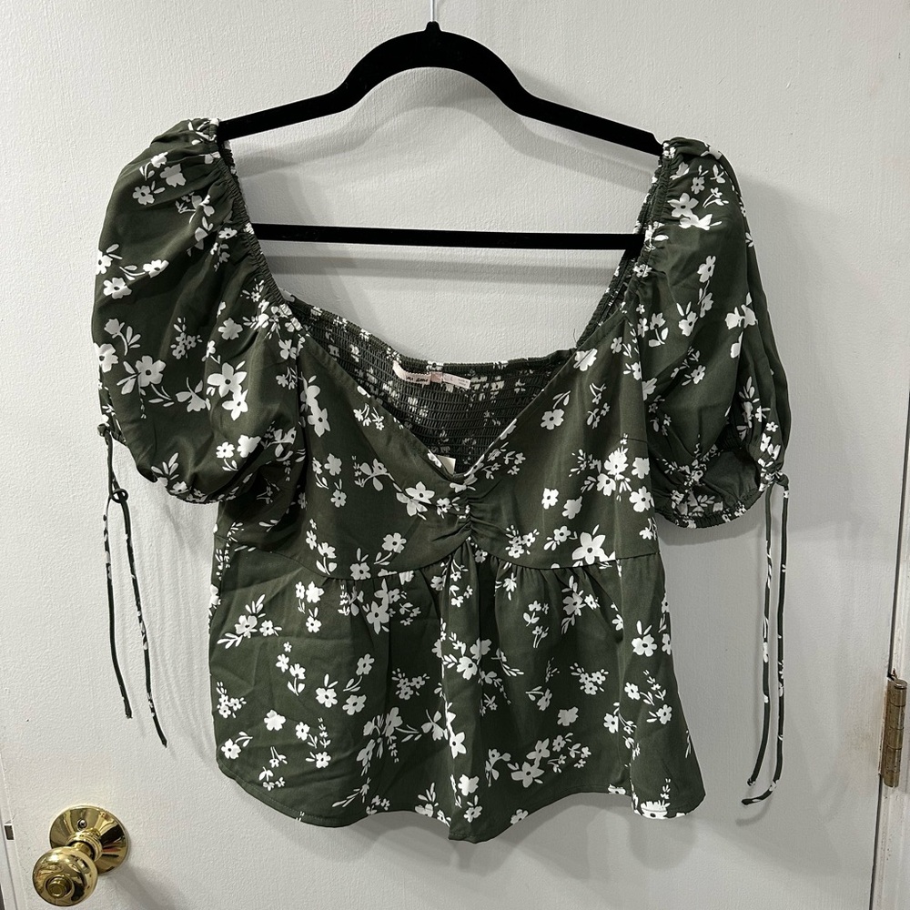 Francesca's Collections Green Puff Sleeve Crop Blouse